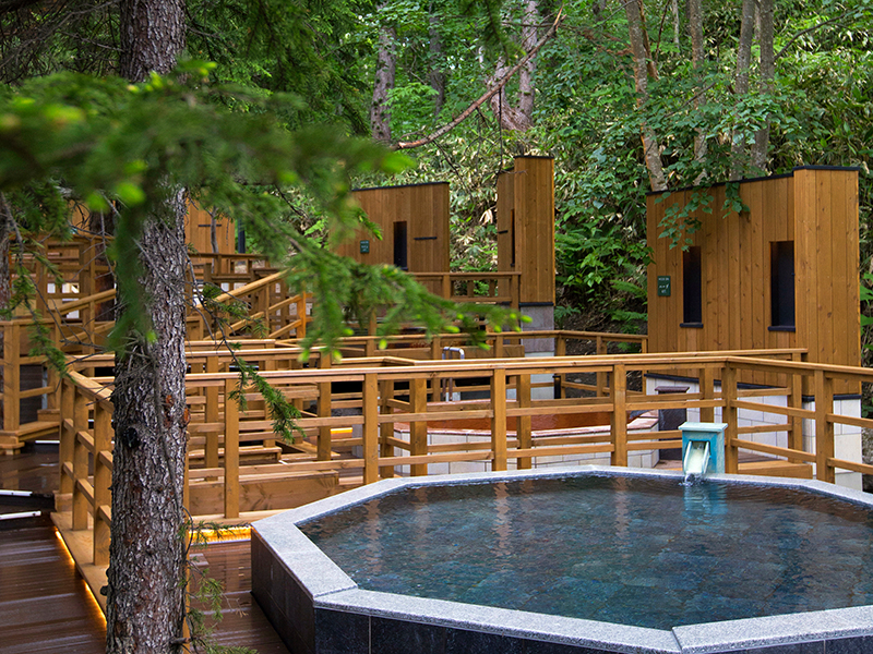 【森の散歩湯WOOD SPA】温泉に浸かりながらの森林浴はいかがでしょうか。